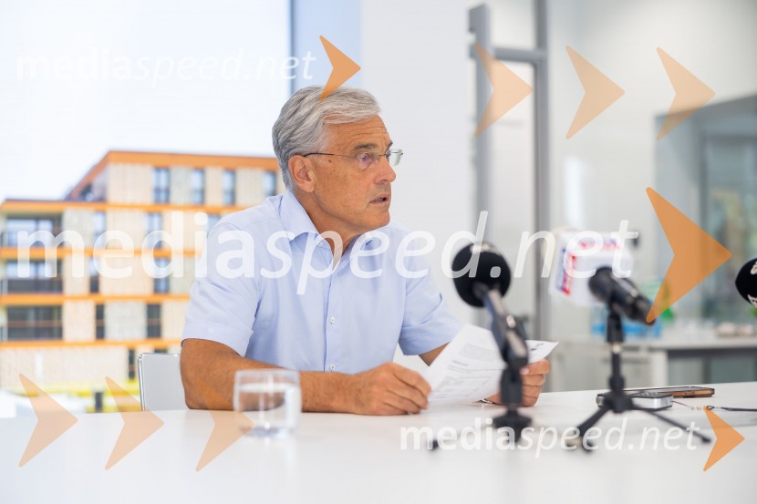  Črtomir Remec, direktor Stanovanjskega skladaNovinarska konferenca Stanovanjskega sklada RS: Stanje gradbenih projektov in odprava napak