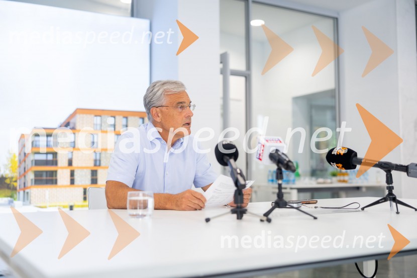  Črtomir Remec, direktor Stanovanjskega skladaNovinarska konferenca Stanovanjskega sklada RS: Stanje gradbenih projektov in odprava napak