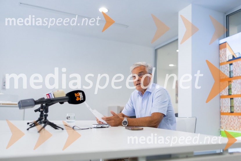  Črtomir Remec, direktor Stanovanjskega skladaNovinarska konferenca Stanovanjskega sklada RS: Stanje gradbenih projektov in odprava napak