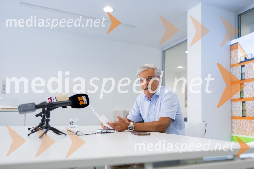  Črtomir Remec, direktor Stanovanjskega skladaNovinarska konferenca Stanovanjskega sklada RS: Stanje gradbenih projektov in odprava napak