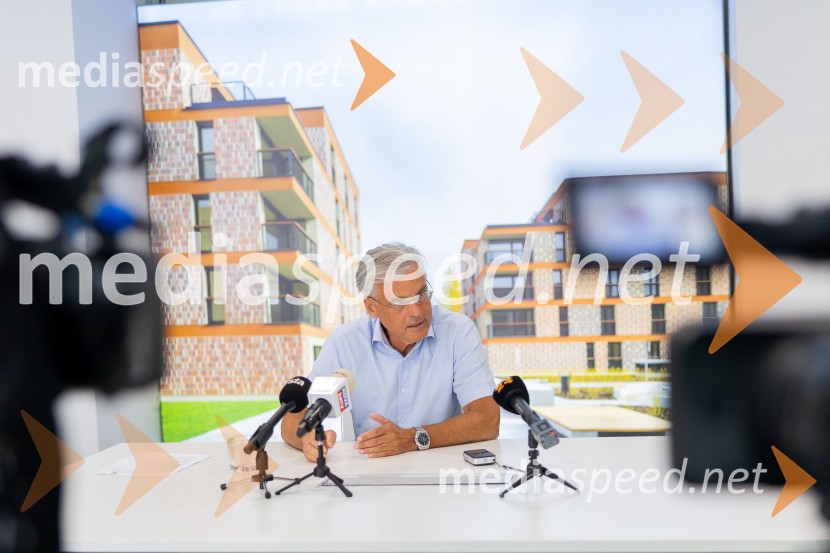  Črtomir Remec, direktor Stanovanjskega skladaNovinarska konferenca Stanovanjskega sklada RS: Stanje gradbenih projektov in odprava napak