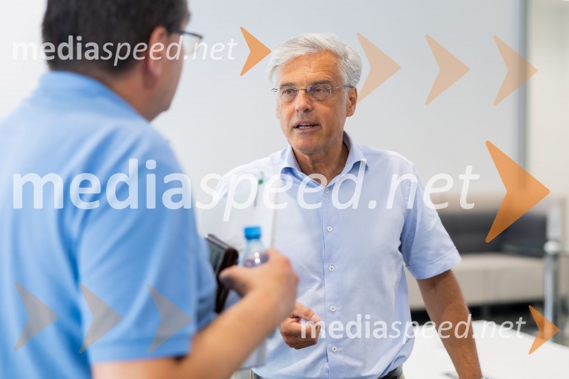  Črtomir Remec, direktor Stanovanjskega skladaNovinarska konferenca Stanovanjskega sklada RS: Stanje gradbenih projektov in odprava napak