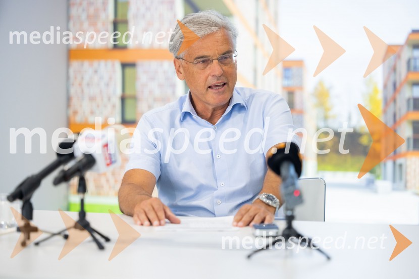  Črtomir Remec, direktor Stanovanjskega skladaNovinarska konferenca Stanovanjskega sklada RS: Stanje gradbenih projektov in odprava napak