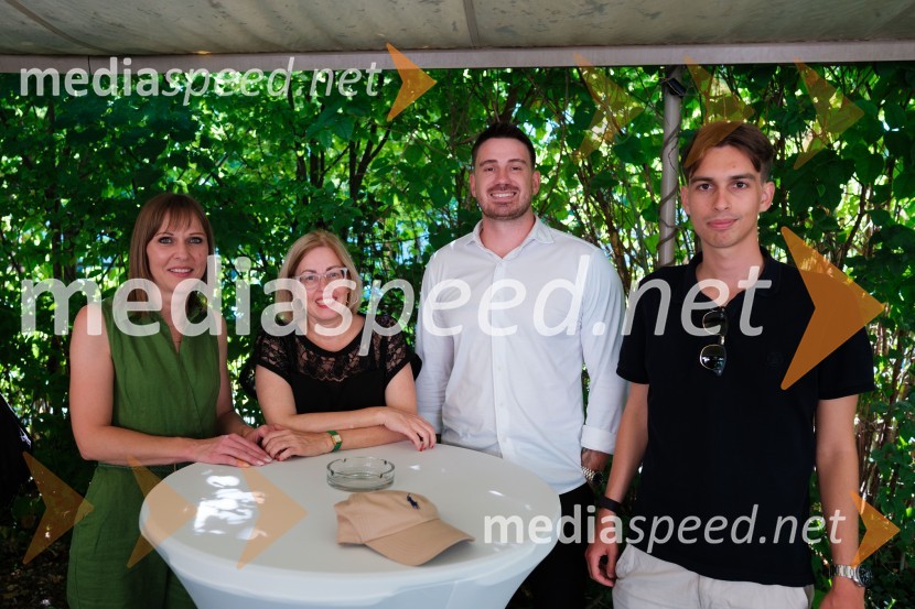  Mateja Repovž, namestnica direktorice na Marketing magazinu in direktorica DIGGIT;  Ariana Nina Error, direktorica, Marketing Magazin;  ... ;  ... PR lab, napredna šola za odnose z javnostmi, podelitev diplom 2025