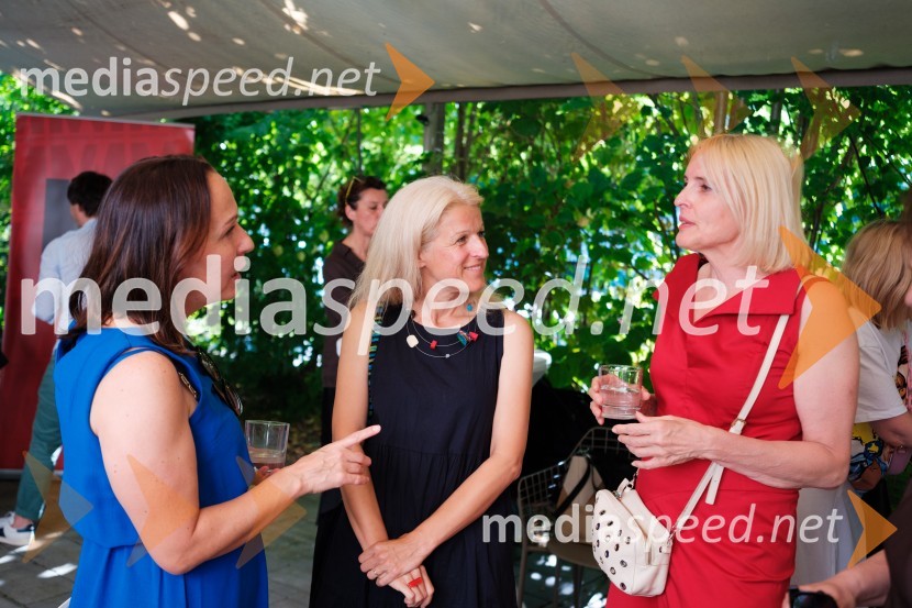  Sanela  Fejzić, revija In Store ;  Nada Majdič Mihelec, vodja službe za marketing, T2;  Irena Pavčič, direktorica, IPPRPR lab, napredna šola za odnose z javnostmi, podelitev diplom 2025