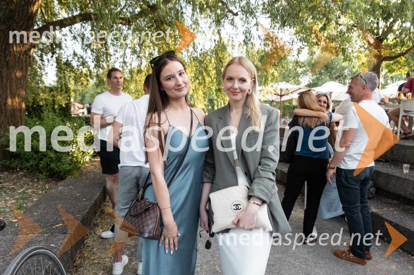  ... ;  Ajda Gregorc,  izvršna urednica Elle Slovenija in vodja dogodkov na Adria Media LjubljanaMetropolitan Happy Hour odprl poletno sezono na Špici