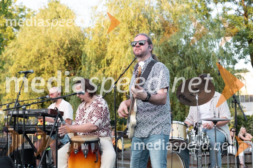  Sebastjan Podlesnik, bas kitara, Batista CadillacMetropolitan Happy Hour odprl poletno sezono na Špici