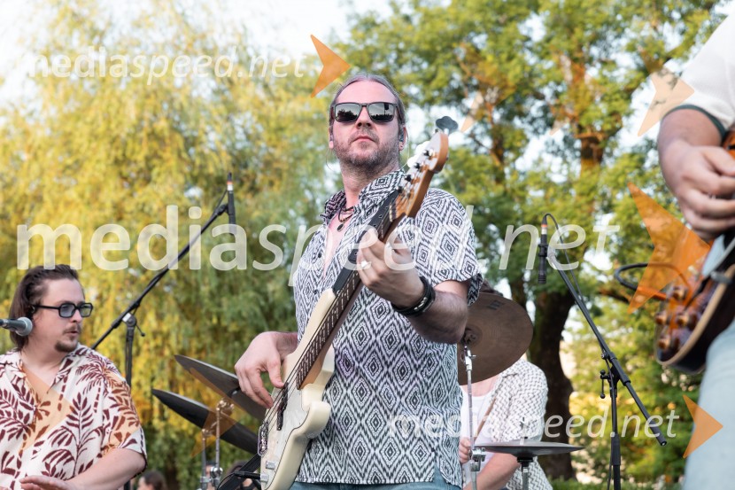  Sebastjan Podlesnik, bas kitara, Batista CadillacMetropolitan Happy Hour odprl poletno sezono na Špici