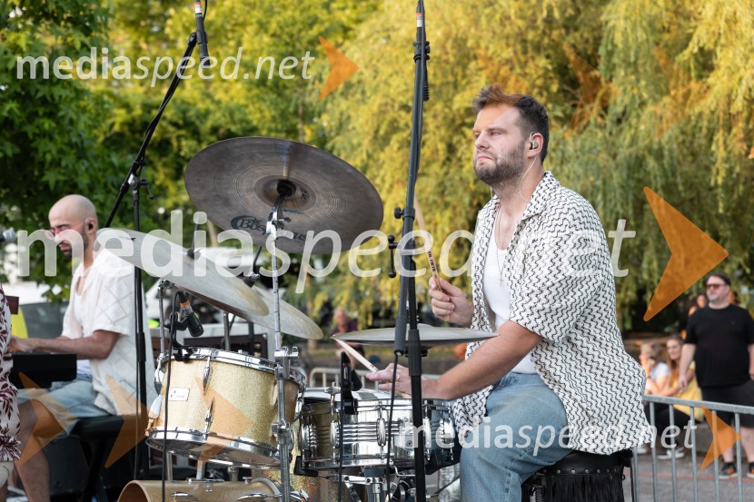  Matjaž Skaza, član Batista Cadillac, bobniMetropolitan Happy Hour odprl poletno sezono na Špici