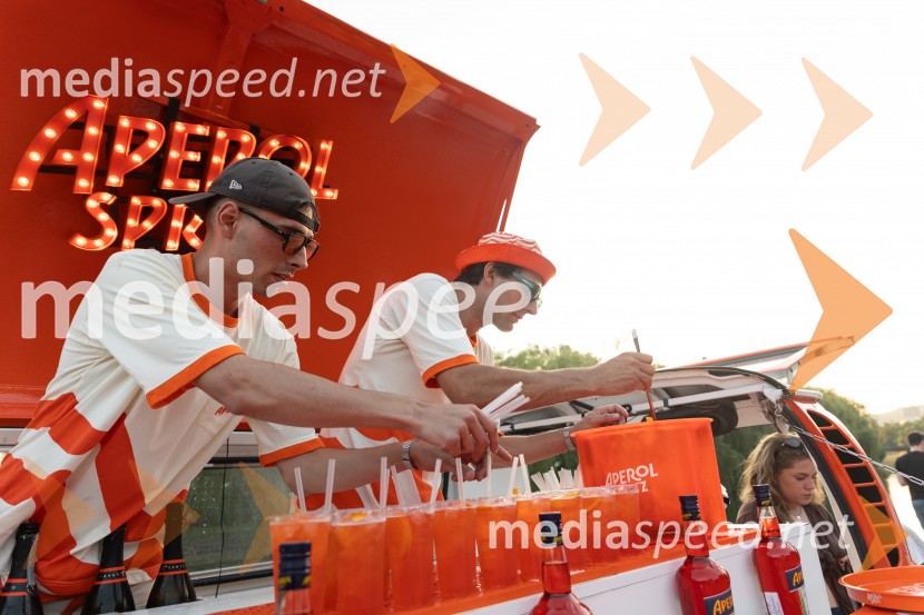  Matija Peklaj, finalist Mister Slovenije 2015;  ... Metropolitan Happy Hour odprl poletno sezono na Špici