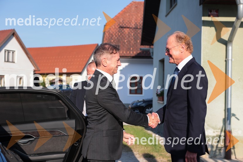 dr. Robert Golob, predsednik vlade RS;  Janez  Škrabec, direktor Riko d.o.o.Dr. Robert Golob gost na Škrabčevi domačiji