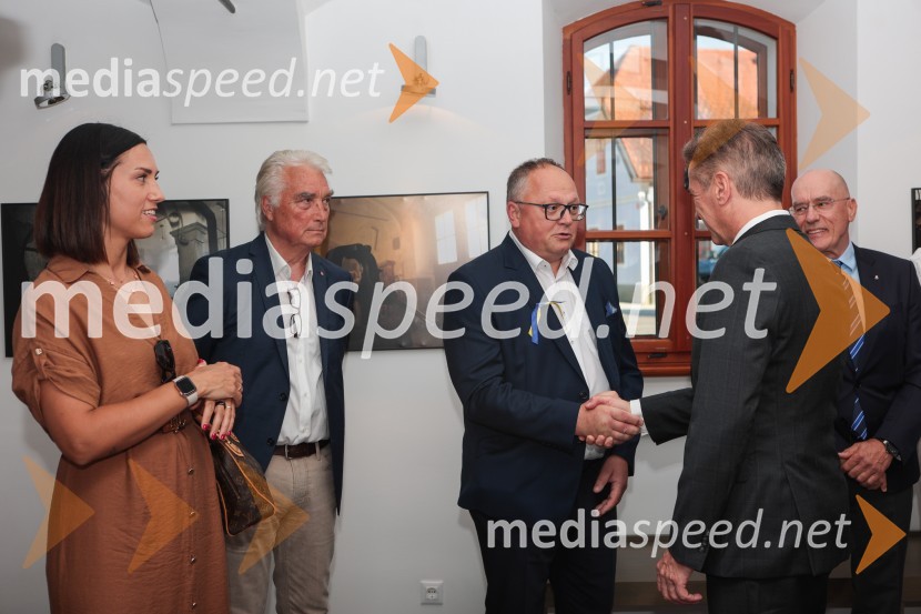  Zala Andrina Razinger, Riko Ribnica, asistentka v PR;  ... ;  ... ; dr. Robert Golob, predsednik vlade RSDr. Robert Golob gost na Škrabčevi domačiji