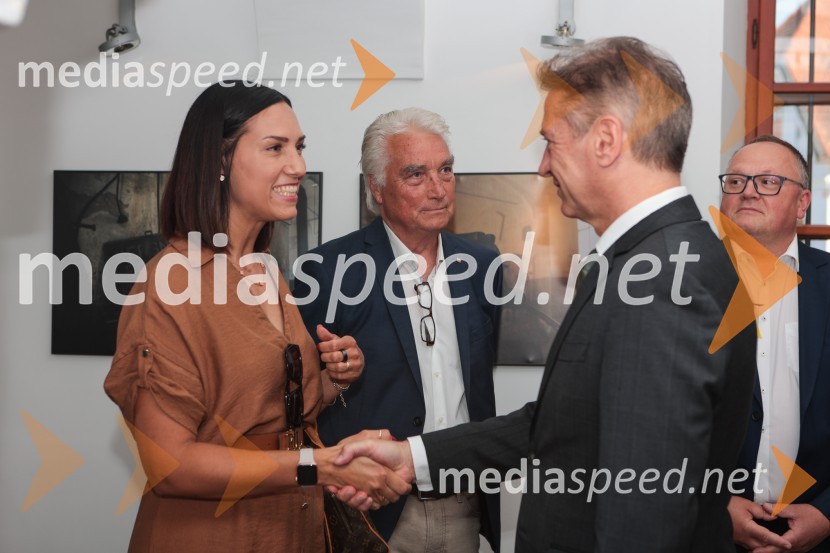  Zala Andrina Razinger, Riko Ribnica, asistentka v PR; dr. Robert Golob, predsednik vlade RSDr. Robert Golob gost na Škrabčevi domačiji