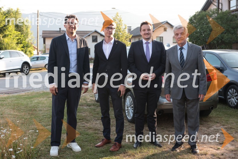  Matej Grah, generalni sekretar Gibanje Svoboda;  Mitja Podgajski, direktor TV Idea - Kanal 10;  Lenart Žavbi, Poslanec Državnega zbora Republike Slovenije;  Marjan Dora, novinar, urednikDr. Robert Golob gost na Škrabčevi domačiji