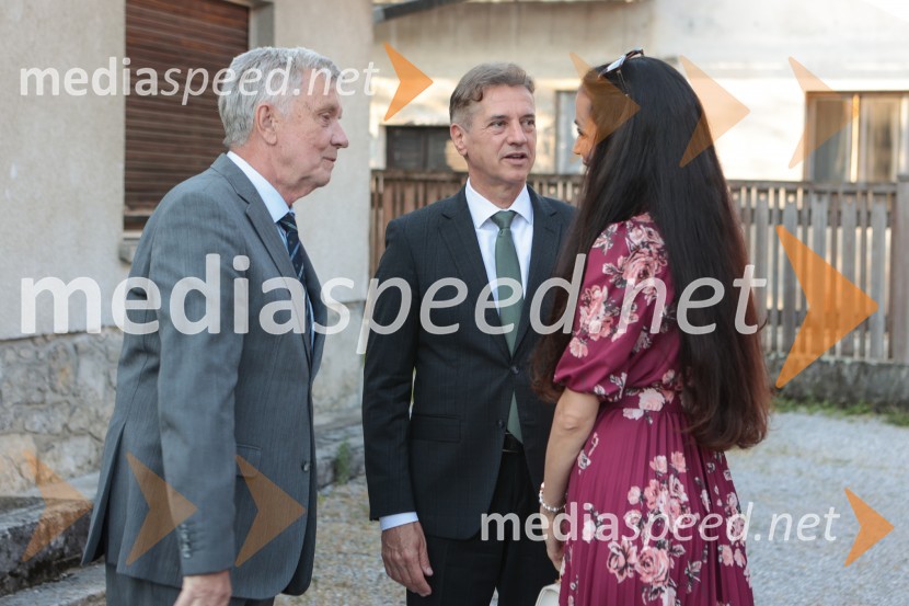  Marjan Dora, novinar, urednik; dr. Robert Golob, predsednik vlade RS;  Tina Gaber, fotomodelDr. Robert Golob gost na Škrabčevi domačiji
