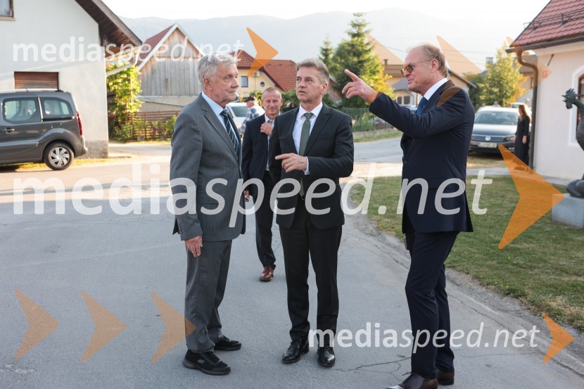  Marjan Dora, novinar, urednik; dr. Robert Golob, predsednik vlade RS;  Janez  Škrabec, direktor Riko d.o.o.Dr. Robert Golob gost na Škrabčevi domačiji