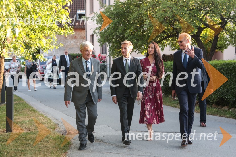 Marjan Dora, novinar, urednik; dr. Robert Golob, predsednik vlade RS;  Tina Gaber, fotomodel;  Janez  Škrabec, direktor Riko d.o.o.Dr. Robert Golob gost na Škrabčevi domačiji