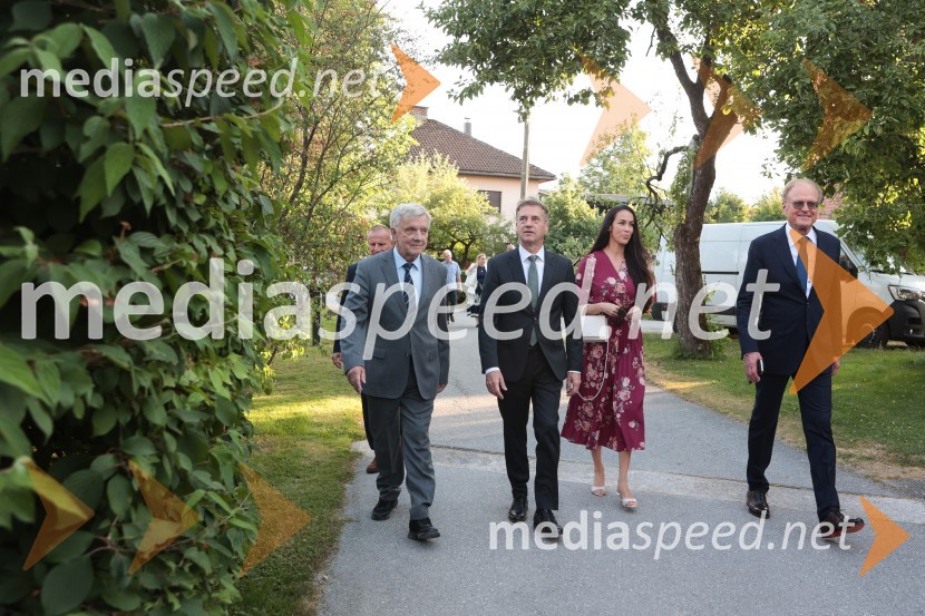  Marjan Dora, novinar, urednik; dr. Robert Golob, predsednik vlade RS;  Tina Gaber, fotomodel;  Janez  Škrabec, direktor Riko d.o.o.Dr. Robert Golob gost na Škrabčevi domačiji