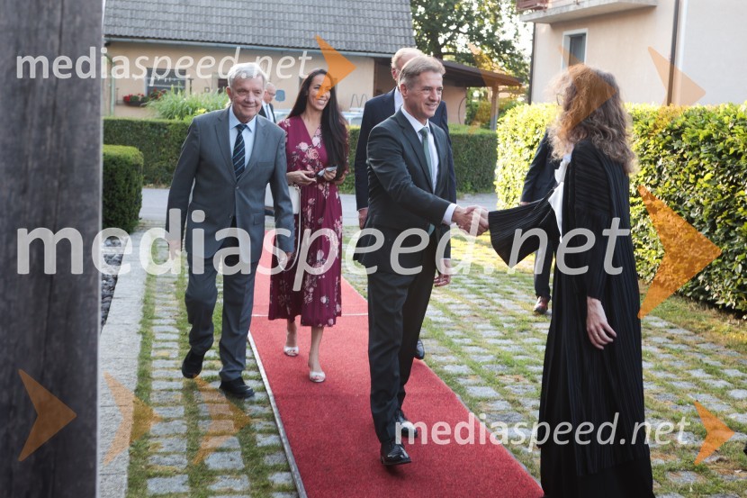  Marjan Dora, novinar, urednik;  Tina Gaber, fotomodel; dr. Robert Golob, predsednik vlade RS;  Polona Lovšin, vodja komunikacij, Riko d.o.o.Dr. Robert Golob gost na Škrabčevi domačiji