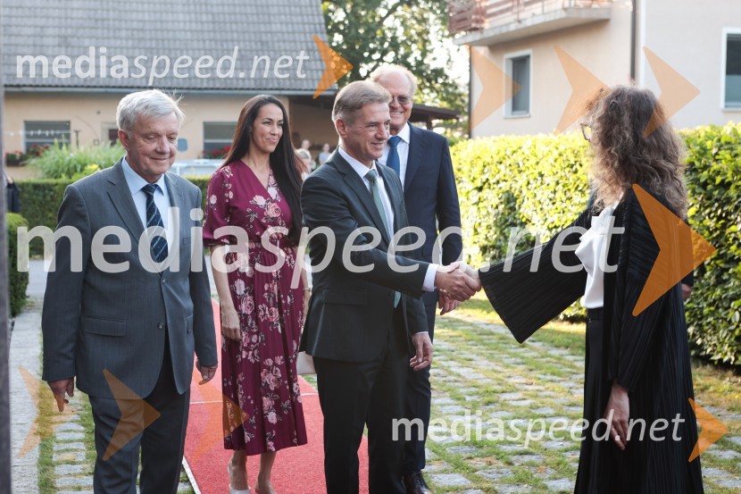  Marjan Dora, novinar, urednik;  Tina Gaber, fotomodel; dr. Robert Golob, predsednik vlade RS;  Polona Lovšin, vodja komunikacij, Riko d.o.o.Dr. Robert Golob gost na Škrabčevi domačiji