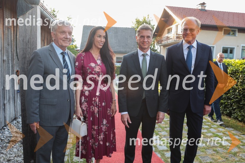  Marjan Dora, novinar, urednik;  Tina Gaber, fotomodel; dr. Robert Golob, predsednik vlade RS;  Janez  Škrabec, direktor Riko d.o.o.Dr. Robert Golob gost na Škrabčevi domačiji