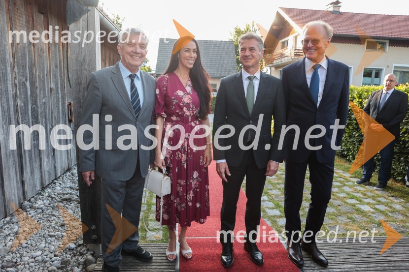  Jože Smole,  svetnik, Državni svet;  Tina Gaber, fotomodel; dr. Robert Golob, predsednik vlade RS;  Janez  Škrabec, direktor Riko d.o.o.Dr. Robert Golob gost na Škrabčevi domačiji
