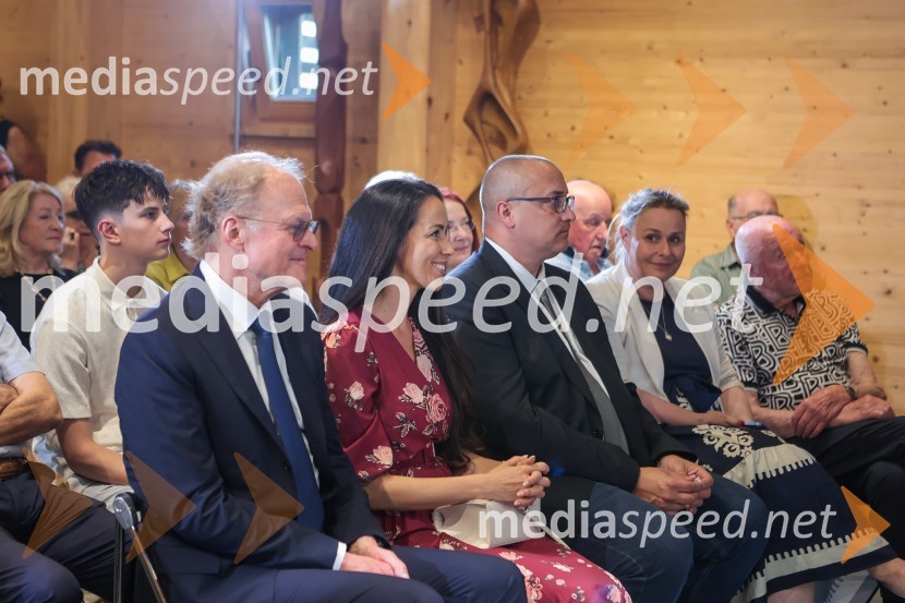  Janez  Škrabec, direktor Riko d.o.o.;  Tina Gaber, fotomodel;  ... ;  Petra Aršič, strokovnjakinja na področju strateškega komuniciranja;  Božo Dimnik, lobist in poslovnež, častni konzul HrvaškeDr. Robert Golob gost na Škrabčevi domačiji