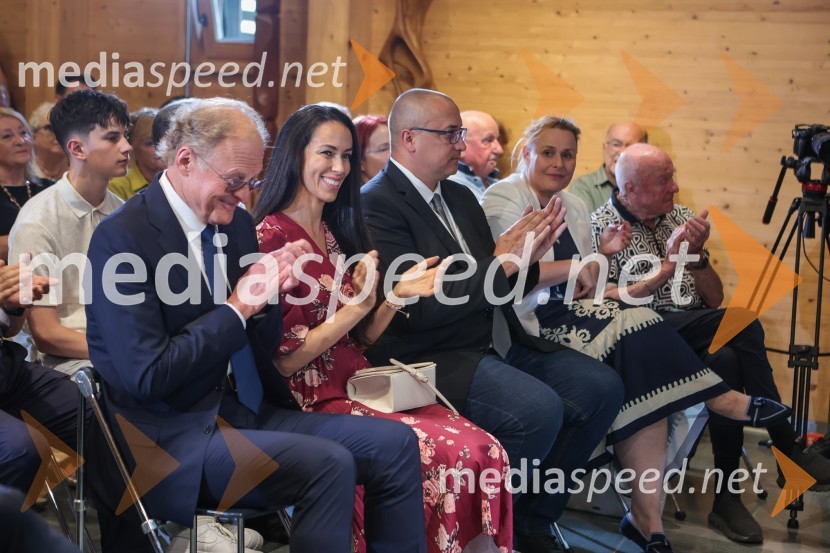  Janez  Škrabec, direktor Riko d.o.o.;  Tina Gaber, fotomodel;  ... ;  Petra Aršič, strokovnjakinja na področju strateškega komuniciranja;  Božo Dimnik, lobist in poslovnež, častni konzul HrvaškeDr. Robert Golob gost na Škrabčevi domačiji