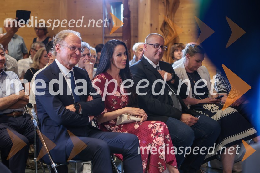  Janez  Škrabec, direktor Riko d.o.o.;  Tina Gaber, fotomodel;  ... Dr. Robert Golob gost na Škrabčevi domačiji