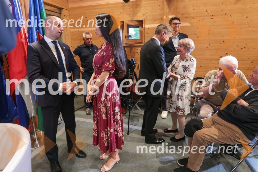  Samo Pogorelc, župan občine Ribnica;  Tina Gaber, fotomodelDr. Robert Golob gost na Škrabčevi domačiji