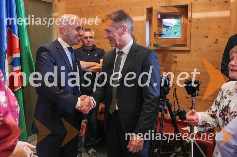  Samo Pogorelc, župan občine Ribnica; dr. Robert Golob, predsednik vlade RSDr. Robert Golob gost na Škrabčevi domačiji
