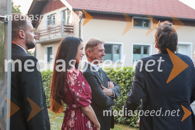  Tina Gaber, fotomodel; dr. Robert Golob, predsednik vlade RSDr. Robert Golob gost na Škrabčevi domačiji