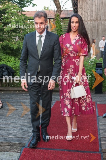dr. Robert Golob, predsednik vlade RS;  Tina Gaber, fotomodelDr. Robert Golob gost na Škrabčevi domačiji