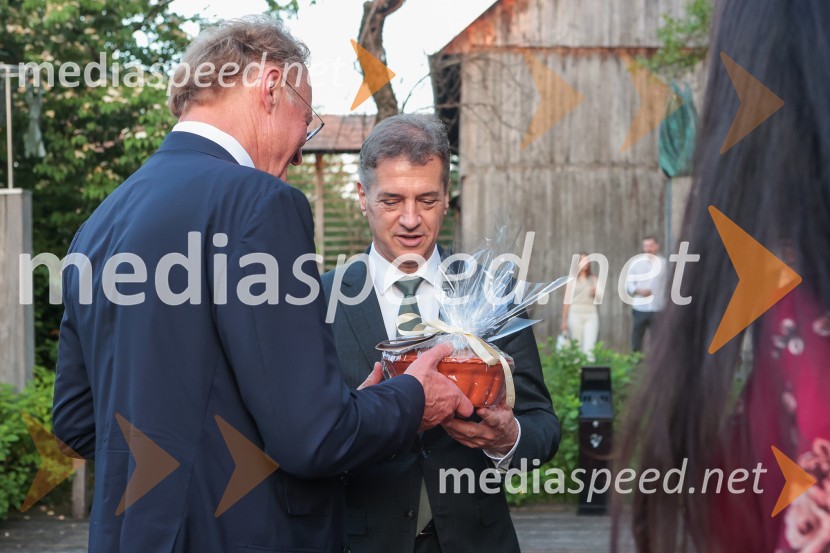  Janez  Škrabec, direktor Riko d.o.o.; dr. Robert Golob, predsednik vlade RSDr. Robert Golob gost na Škrabčevi domačiji