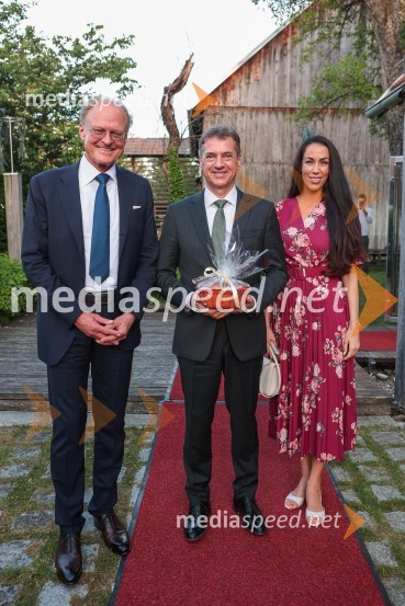  Janez  Škrabec, direktor Riko d.o.o.; dr. Robert Golob, predsednik vlade RS;  Tina Gaber, fotomodelDr. Robert Golob gost na Škrabčevi domačiji