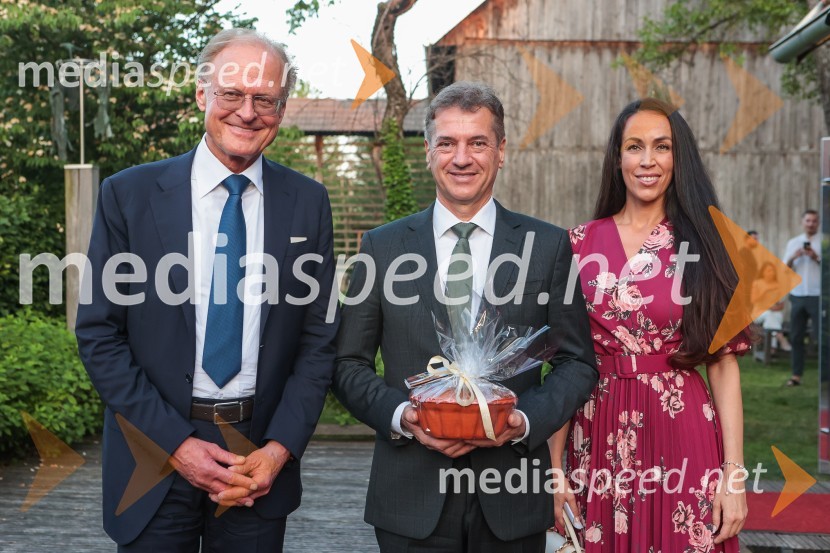  Janez  Škrabec, direktor Riko d.o.o.; dr. Robert Golob, predsednik vlade RS;  Tina Gaber, fotomodelDr. Robert Golob gost na Škrabčevi domačiji