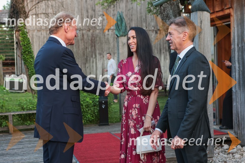  Janez  Škrabec, direktor Riko d.o.o.;  Tina Gaber, fotomodel; dr. Robert Golob, predsednik vlade RSDr. Robert Golob gost na Škrabčevi domačiji
