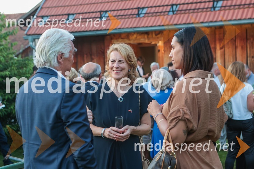  ... ;  ... ;  Zala Andrina Razinger, Riko Ribnica, asistentka v PRDr. Robert Golob gost na Škrabčevi domačiji