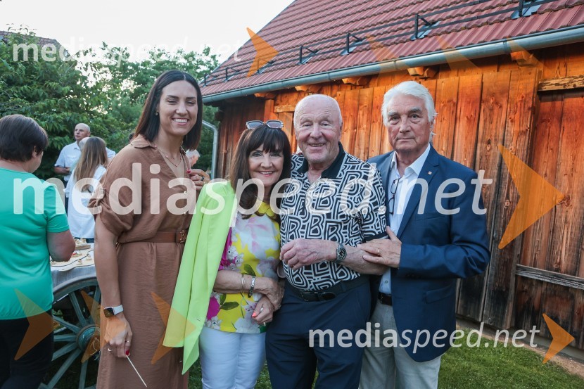  Zala Andrina Razinger, Riko Ribnica, asistentka v PR; Prof. dr. Marjeta Zorc, dr. med., Kardiološka ordinacija Medicor;  Božo Dimnik, lobist in poslovnež, častni konzul Hrvaške;  ... Dr. Robert Golob gost na Škrabčevi domačiji