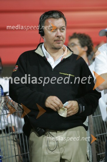 John Postlethwaite, direktor podjetja Benfield Sports International (BSI), lastnika pravic za organiziranje in trženje SGP serije, med štetjem EvrovSPEEDWAY, VN Slovenije 2004