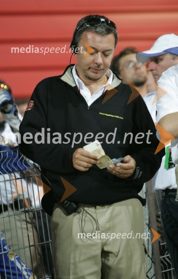 John Postlethwaite, direktor podjetja Benfield Sports International (BSI), lastnika pravic za organiziranje in trženje SGP serije, med štetjem Evrov
SPEEDWAY, VN Slovenije 2004