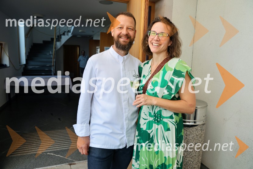  Bine Volčič, kuharski mojster;  Katarina B. Volčič, soproga Bineta VolčičaFuzija okusov Dupleka z Binetom Volčičem