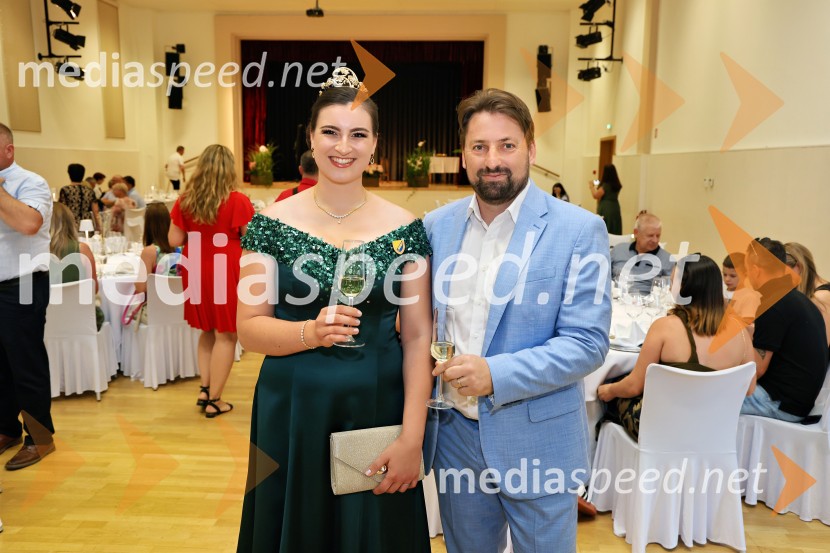  Nina  Polanec, 28. Vinska kraljica Slovenije 2025;  Mitja Horvat, župan občine DuplekFuzija okusov Dupleka z Binetom Volčičem