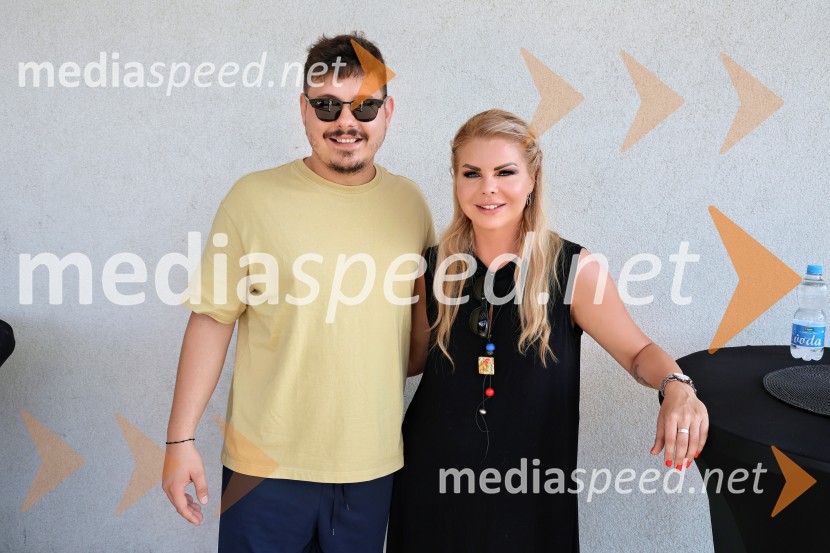  ... ;  Neža Buh-Neisha, glasbenicaFuzija okusov Dupleka z Binetom Volčičem