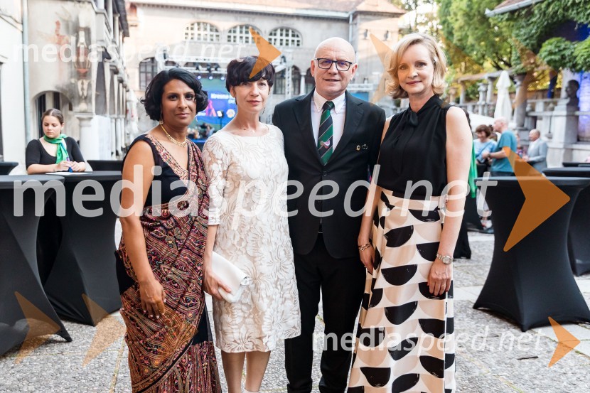  Vesna Nisha Dolinar, predsednica SILA 2012-2013 in lastnica restavracije Namaste;  ... ;  ... ;  ... 25. Kresna noč Lions Kluba Ljubljana Iliria