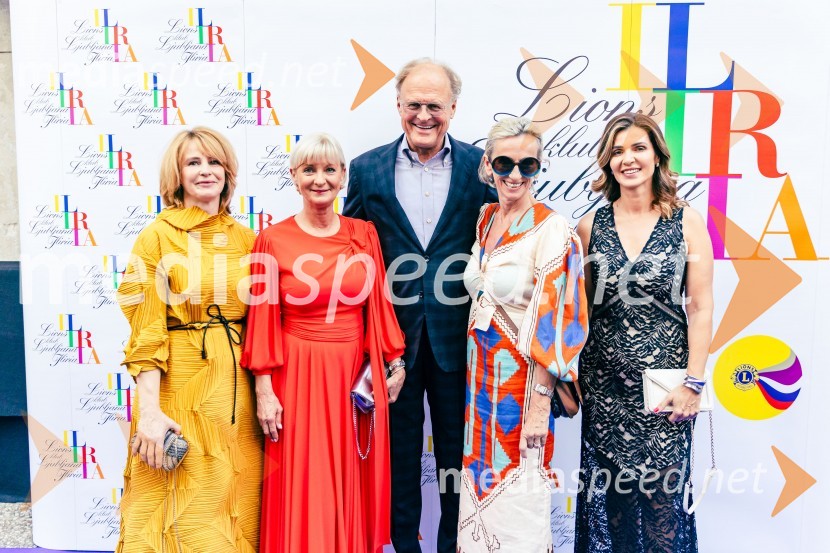  Maja Vidergar , predsednica Lions kluba Ljubljana Iliriia;  Sonja Poljanšek Škrabec, lastnica Welness centra Sunny;  Janez  Škrabec, direktor Riko d.o.o.;  ... ;  Nejka  Grabnar, direktorica kadrovske službe, Hidria25. Kresna noč Lions Kluba Ljubljana Iliria