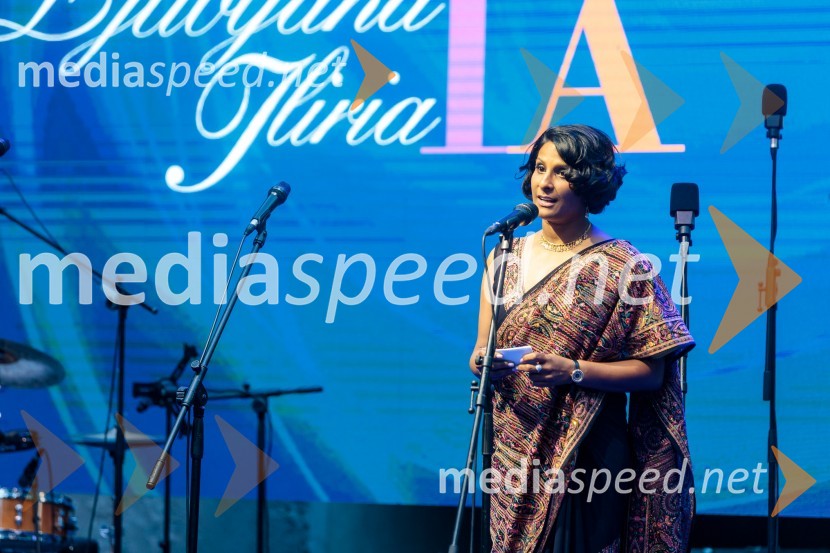  Vesna Nisha Dolinar, predsednica SILA 2012-2013 in lastnica restavracije Namaste25. Kresna noč Lions Kluba Ljubljana Iliria