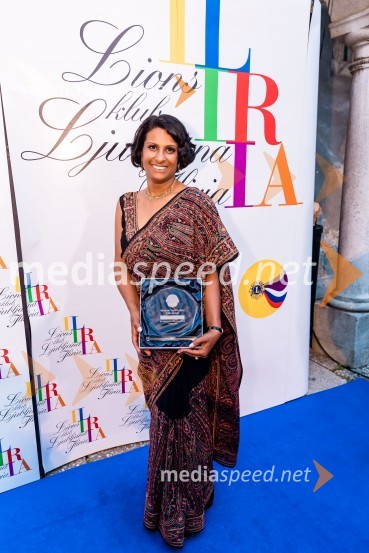  Vesna Nisha Dolinar, predsednica SILA 2012-2013 in lastnica restavracije Namaste25. Kresna noč Lions Kluba Ljubljana Iliria