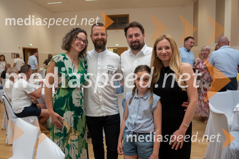  Katarina B. Volčič, soproga Bineta Volčiča;  Bine Volčič, kuharski mojster;  Mitja Horvat, župan občine Duplek;  ... ;  ... Fuzija okusov Dupleka z Binetom Volčičem