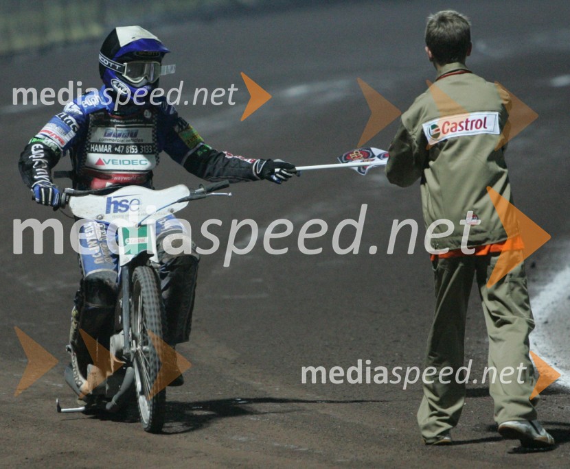 Matej Žagar je oddal zmagovalno zastavicoSPEEDWAY, VN Slovenije 2004